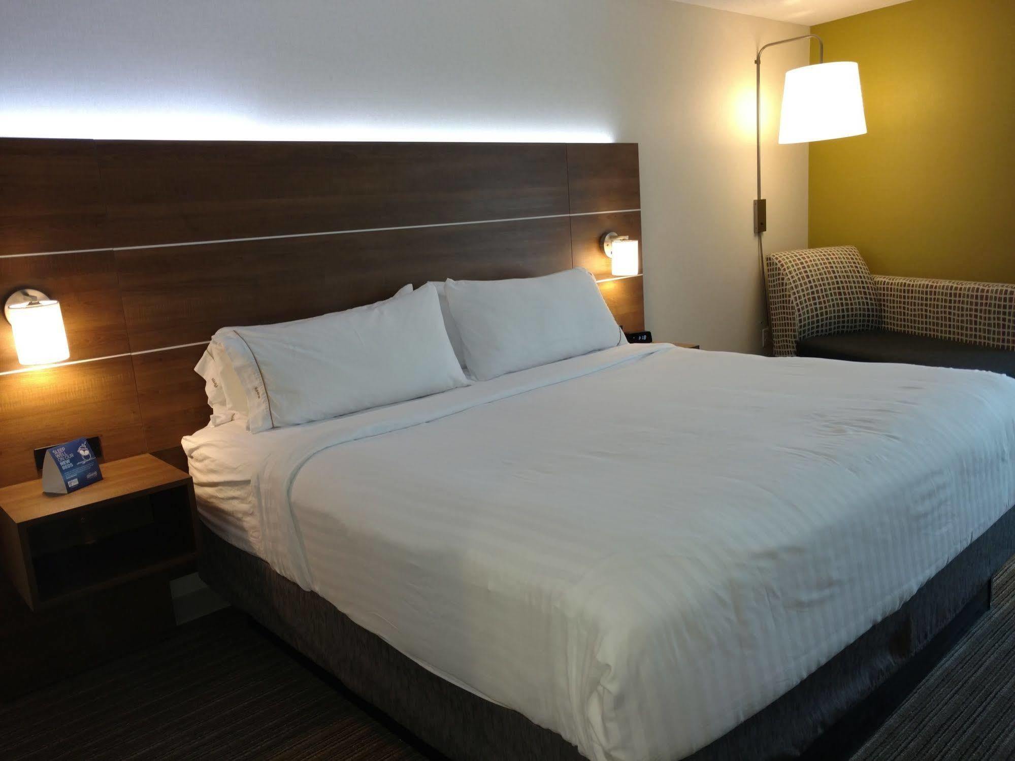 Holiday Inn Express Hotel & Suites Providence-Woonsocket By Ihg Exterior photo