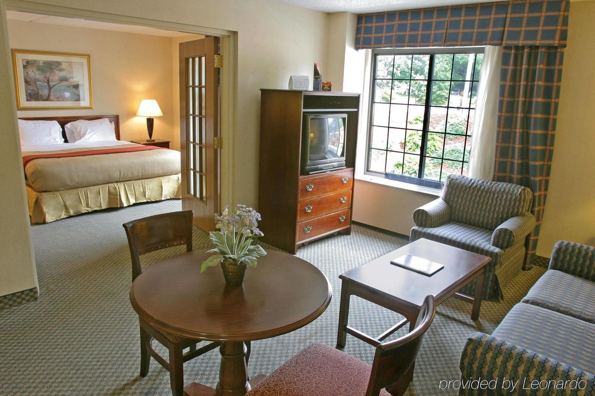Holiday Inn Express Hotel & Suites Providence-Woonsocket By Ihg Room photo